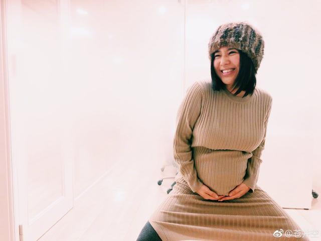苍井空晒六个月孕肚照透露怀上双胞胎,轻抚大肚面露甜笑母爱满满