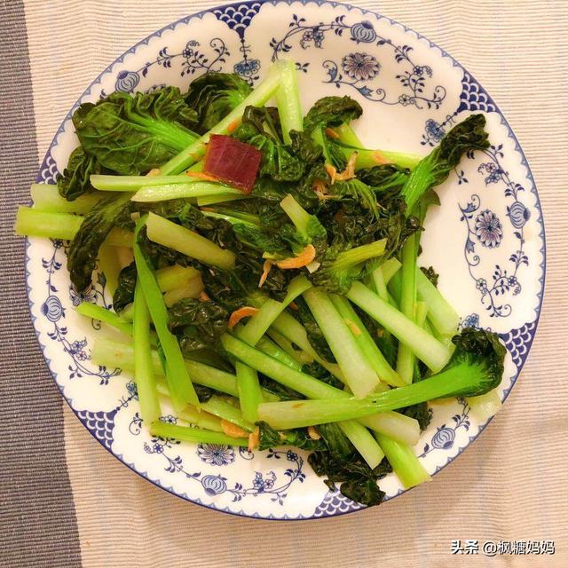 妈妈常给孩子吃这蔬菜，消积食、眼睛亮、还补钙，不知道可惜了