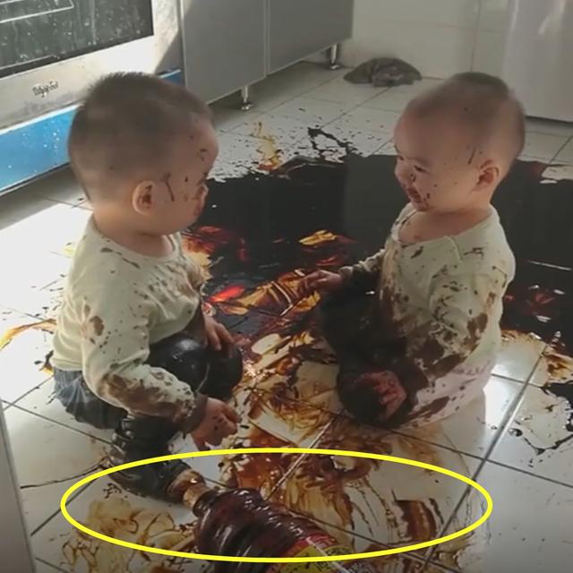 双胞胎宝宝不见了，妈妈进厨房一看，欲哭无泪妈妈都要崩溃了