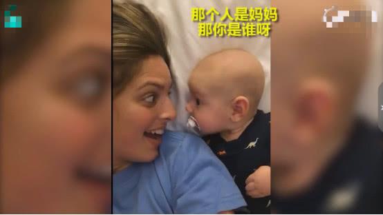 母亲拿手机自拍，宝宝看到手机中的另一个自己难以置信
