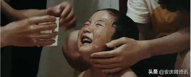 儿时，我对冬天最深刻的记忆是恐惧，而这份恐惧则来自洗澡