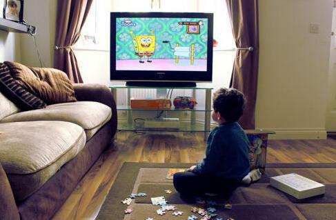 宝爸不让孩子看电视，去阳台抽了一支烟，回来看见宝宝很是无奈