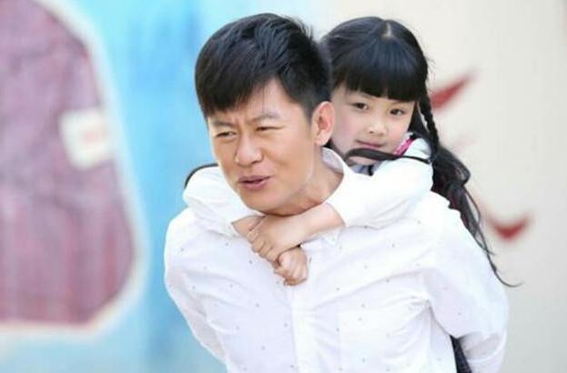 女大何时避父？女儿领男友回家，父女的一个互动，男友提出分手