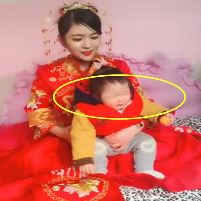 新娘带着一岁多的女儿一起出嫁，女儿一直哭闹，场面有些尴尬