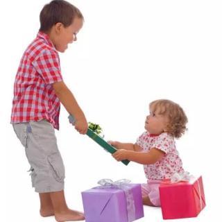 面对孩子争抢玩具的情况，父母通常的做法有哪些呢？