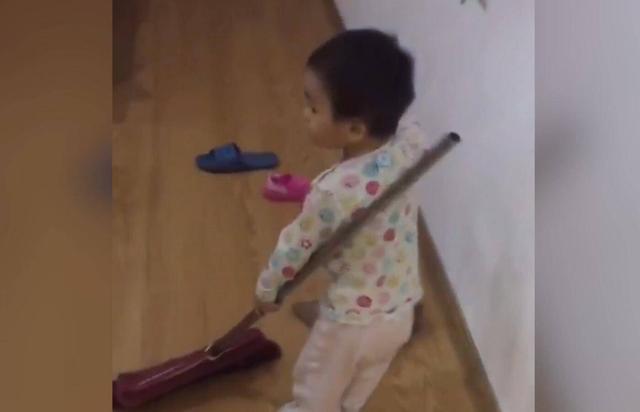 手机响了，大宝的举动很多大人都做不到，网友：一看就是早当家的