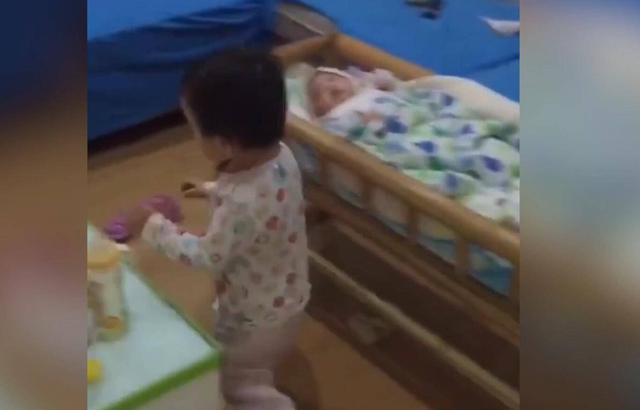 手机响了，大宝的举动很多大人都做不到，网友：一看就是早当家的