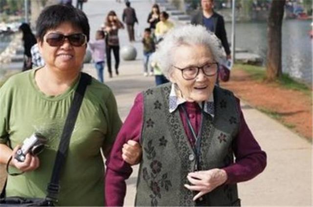 养儿子和养女儿，哪种会更舒坦？多数老人都这么说，你觉得呢？