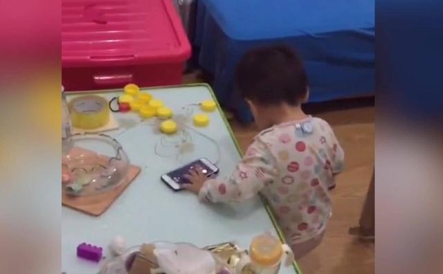 手机响了，大宝的举动很多大人都做不到，网友：一看就是早当家的
