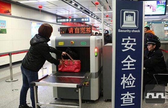 小孩乘地铁，发现自己的包没有安检，跑回去做了一个暖心动作