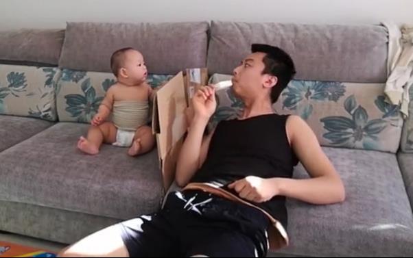 妈妈不在家，爸爸都是怎样带孩子的？网友直呼：这绝对不是亲生的