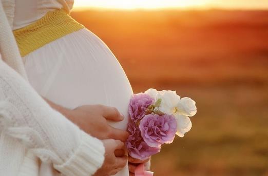 预产期过了2周还没生，医生建议赶紧剖，孩子出来像个小瓷娃