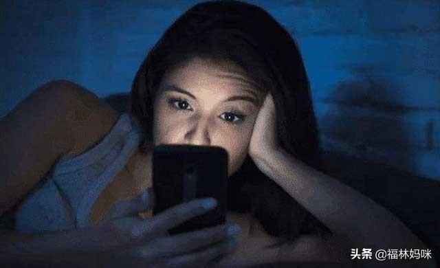 孕妈经常熬夜，宝宝出生后容易出现这3个问题，快放下手机！