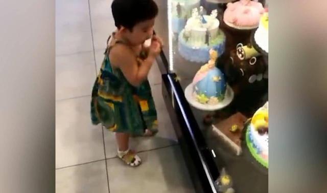 路过蛋糕店，女儿想吃蛋糕妈妈不让，女儿的反应让妈妈笑岔气