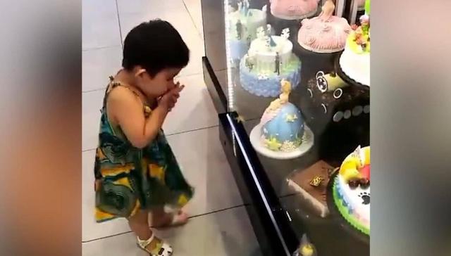 路过蛋糕店，女儿想吃蛋糕妈妈不让，女儿的反应让妈妈笑岔气