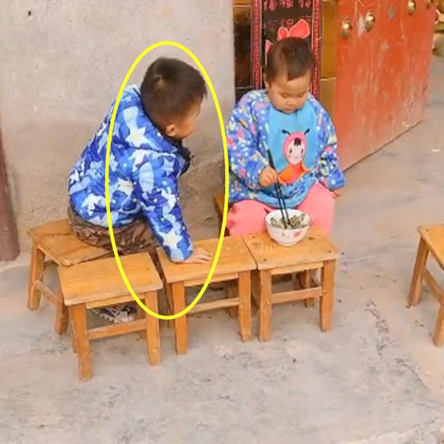 妈妈做好饭找不见儿子，看到这哭笑不得的画面，网友称有前途
