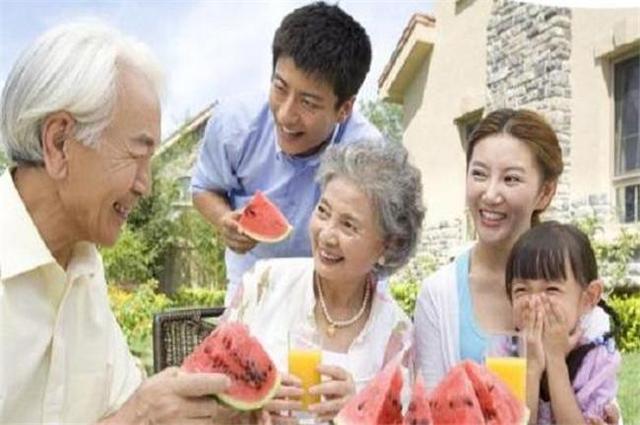 养儿子和养女儿，哪种会更舒坦？多数老人都这么说，你觉得呢？