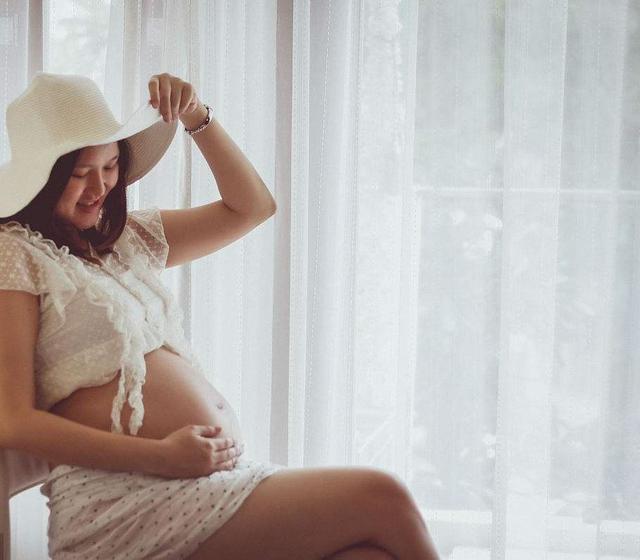 在怀孕后，应该尽量避免用这2种坐的姿势，不然容易造成胎位不正