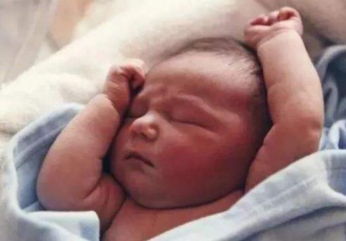 新生儿出现这些异常现象，其实都是正常的，新手爸妈不用担心