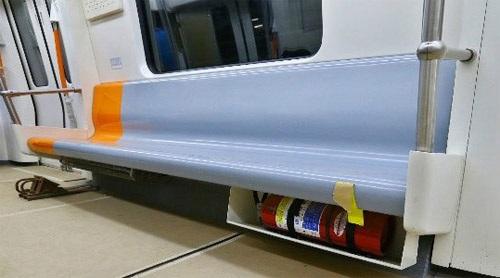 小孩乘地铁，发现自己的包没有安检，跑回去做了一个暖心动作