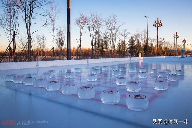 还是东北人会玩，零下几十度的室外，竟在冰面下棋，南方人看呆了