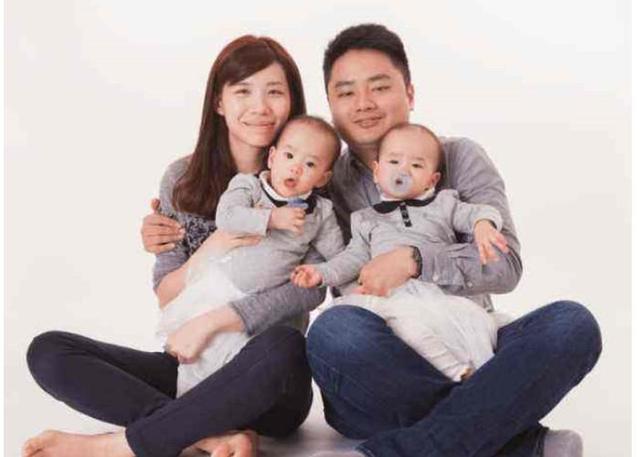 双胞胎站在一起后，邻居简直不敢相信，差别在奶奶和外婆各带一个