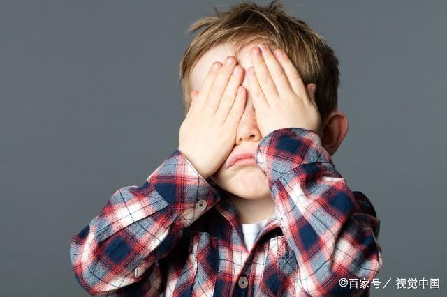 男孩子几岁开始有“性”意识？到了这个年龄后，可以分床睡了！