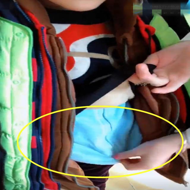 有一种冷叫奶奶觉得你冷，孩子脱完衣服傻眼了，网友：是亲奶奶