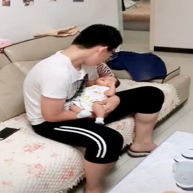 自女儿出生后，相差15岁的哥哥经常这样照顾妹妹，妈妈感动到哭