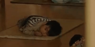 凌晨2点，幼儿园监控拍下惊心一幕：“宝贝，别怪爸爸妈妈……”