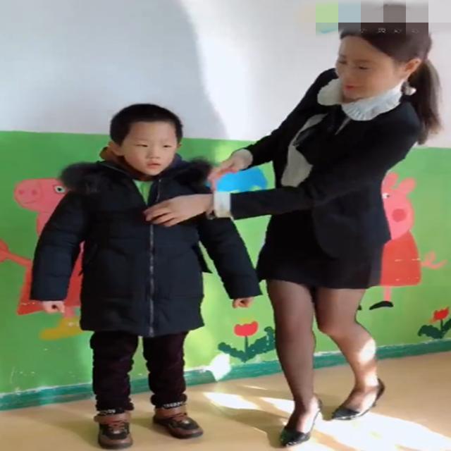 有一种冷叫奶奶觉得你冷，孩子脱完衣服傻眼了，网友：是亲奶奶