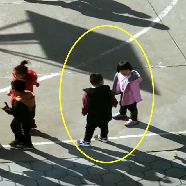 妈妈去学校办事儿子不知道，在楼上看到这一幕，真是哭笑不得