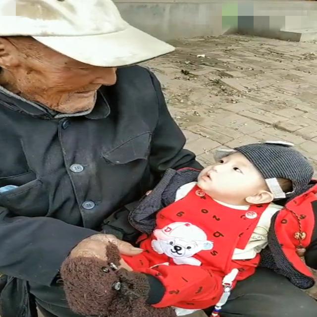 九十八岁老太爷抱小玄孙，眼神交流让人感慨，画面非常温馨