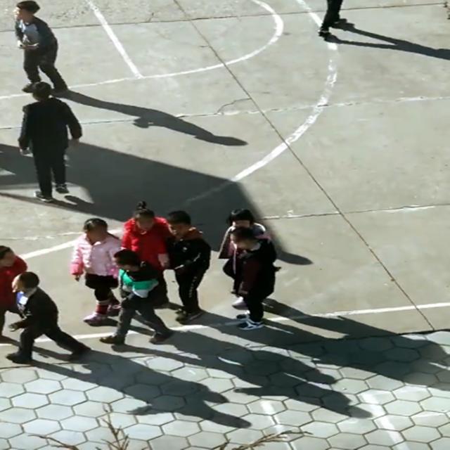 妈妈去学校办事儿子不知道，在楼上看到这一幕，真是哭笑不得