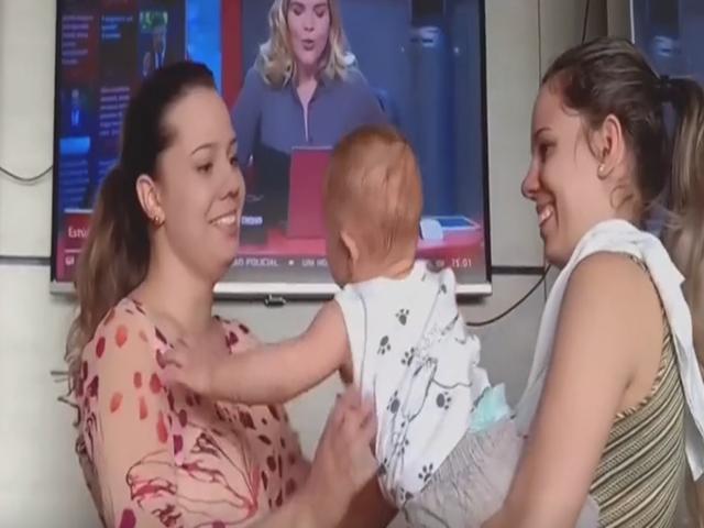 妈妈的双胞胎姐妹到家里，宝宝彻底迷糊了：谁才是我妈妈