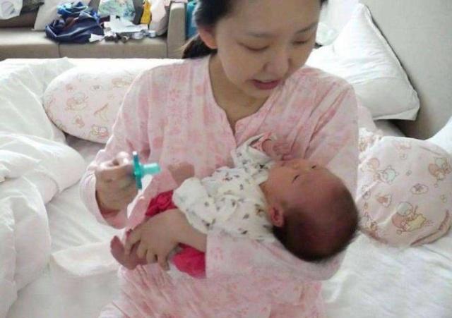 新生儿100天内，妈妈少对宝宝做这3件事，对宝宝发育有好处！