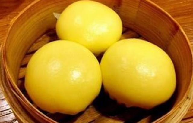 10岁女儿学做蛋黄包，一家人全力支持，做好后直夸聪明