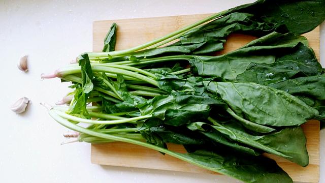 1把菠菜1个鸡蛋，做成丸子下锅炸，外焦里嫩，还能保护孩子视力