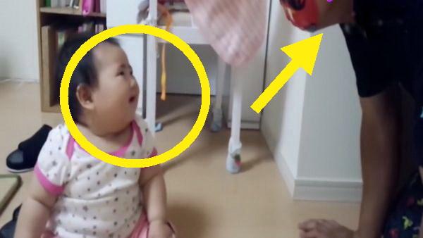 爸爸带娃，女儿成了“智能玩具”，被吓成这样仍不放过，气晕妈妈