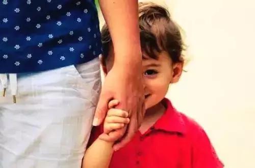 孩子害羞时，鼓励他大胆表达自己