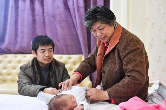 夫妻到了这个年龄，最好别要二胎了，自己受罪还让孩子难为情