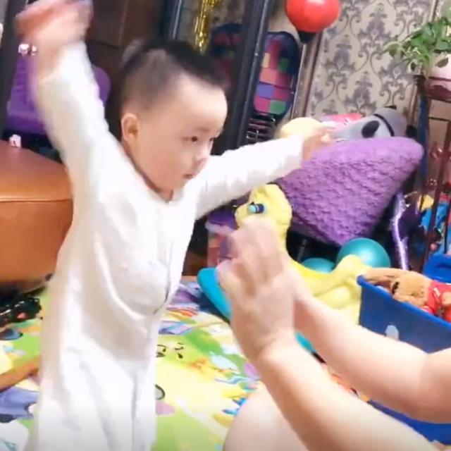 宝爸假装打宝妈，宝宝看了不能忍，真不愧是妈妈的小棉袄