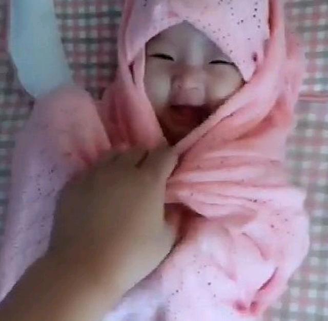 妈妈想要叫宝宝起床，看到这幕，妈妈的心都被萌化了