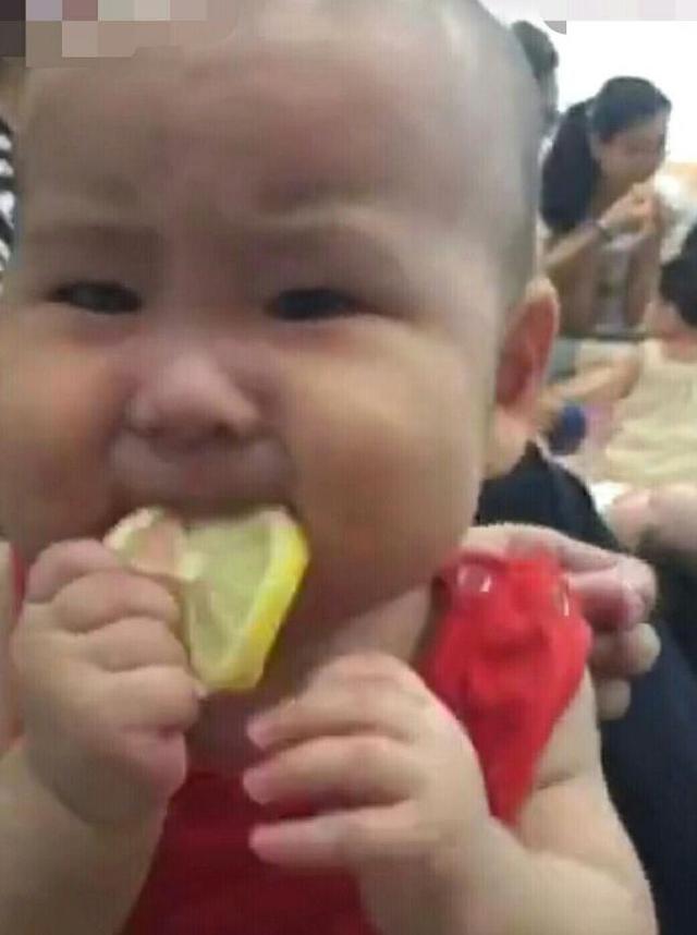 宝妈给崽崽一块水果，宝宝刚吃一口，整个表情都飞起来了