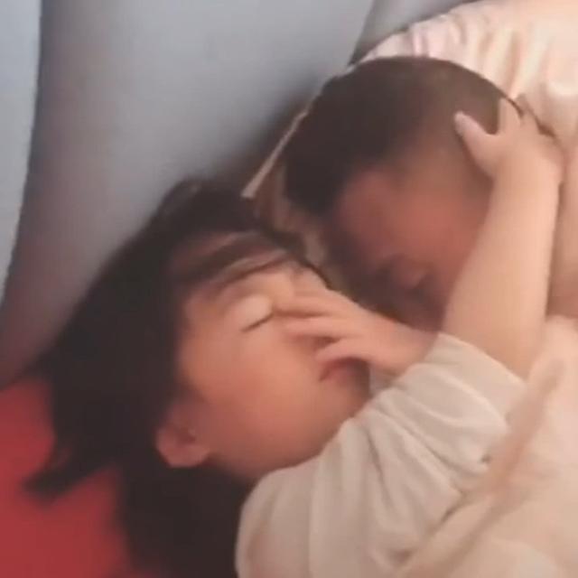 妈妈叫女儿和爸爸起床，两个人却无动于衷，让妈妈想哭