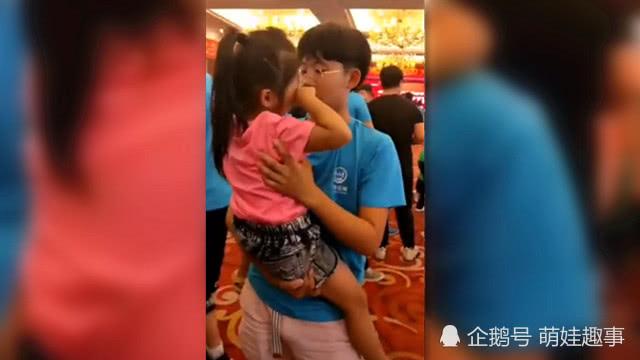 16岁哥哥封闭训练，见面后妹妹哭成泪人，哥哥满脸心疼的抱着她