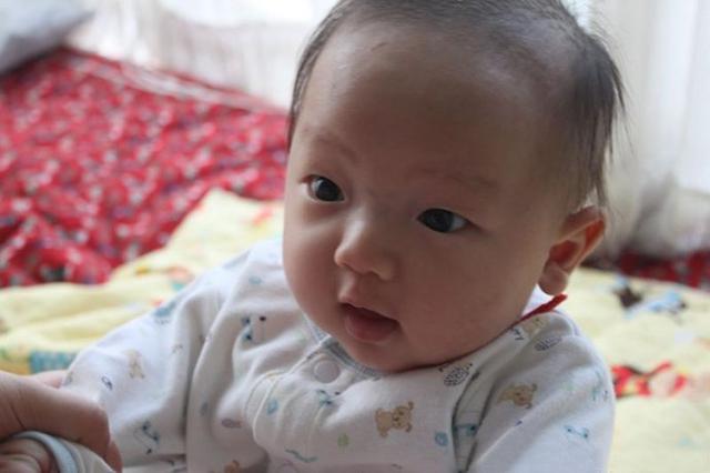 宝宝什么时候会喊妈妈，长出小牙齿？对照你家宝宝跟上步伐了没