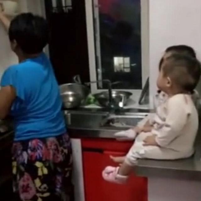 奶奶带三胞胎孙子，这样的带娃方式太奇葩，网友：让人后怕