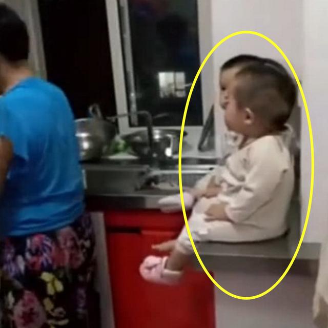 奶奶带三胞胎孙子，这样的带娃方式太奇葩，网友：让人后怕