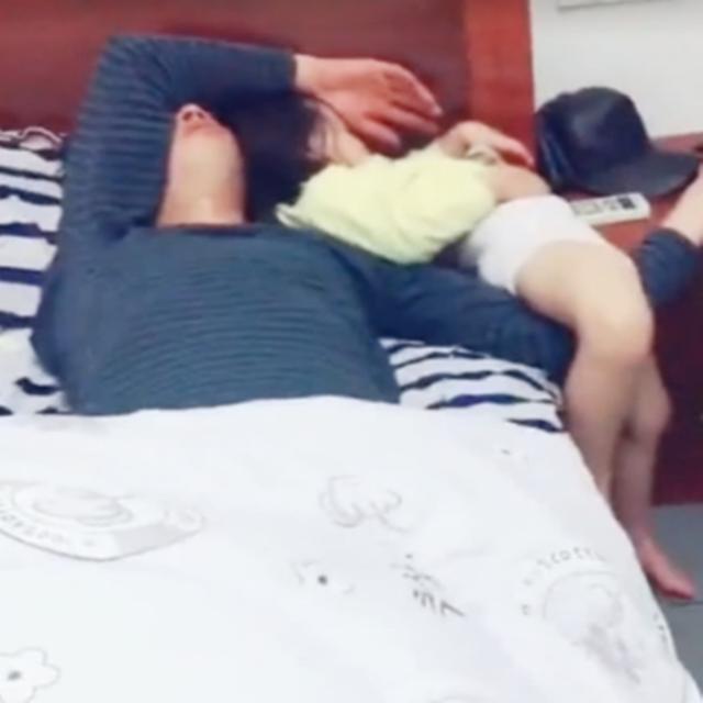 爸爸陪女儿睡觉，爷俩的睡姿让妈妈有点哭笑不得，网友：佩服